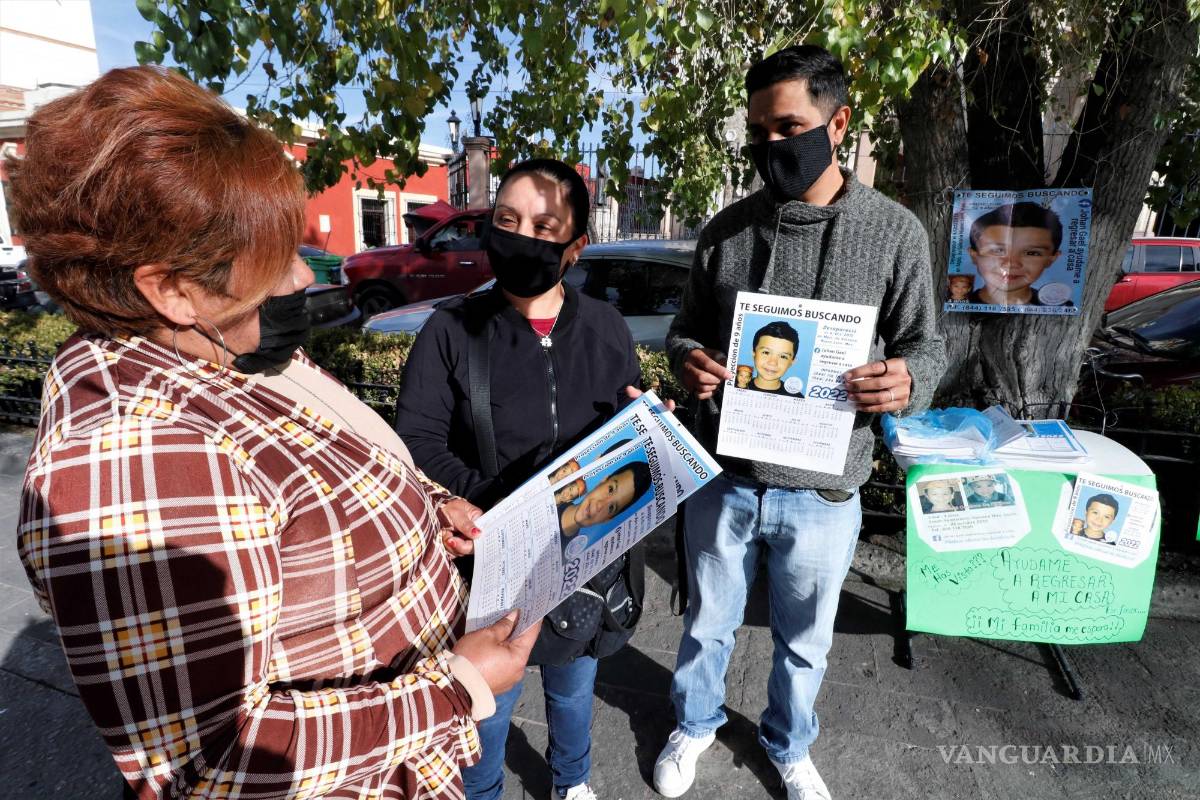 En Saltillo, padres de Johan Gael reparten calendarios para localizar al menor desaparecido en 2015