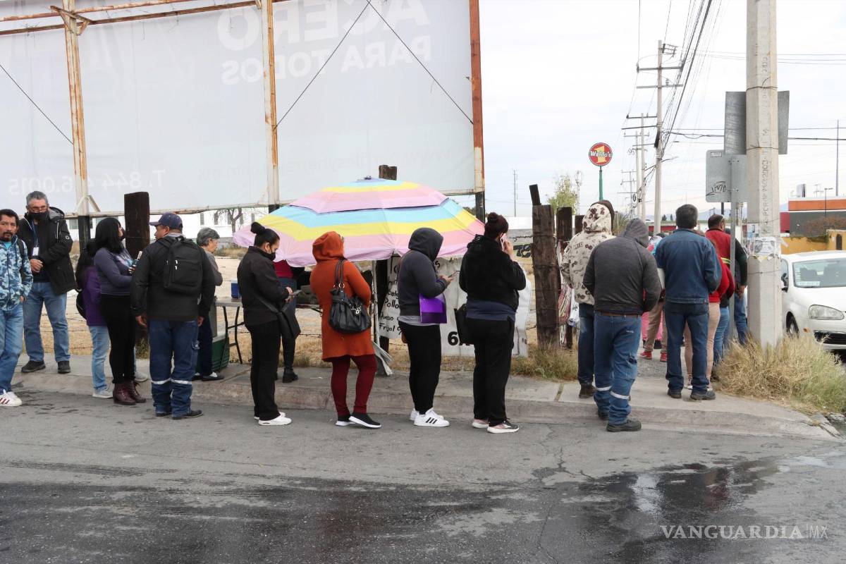 $!Las filas rodean la manzana cercana a las oficinas.