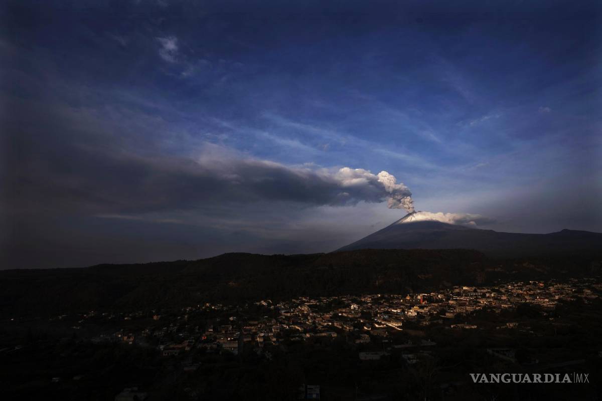 $!El volcán Popocatepetl arroja ceniza y vapor, visto desde Santiago Xalitzintla, México, el 24 de mayo de 2023.