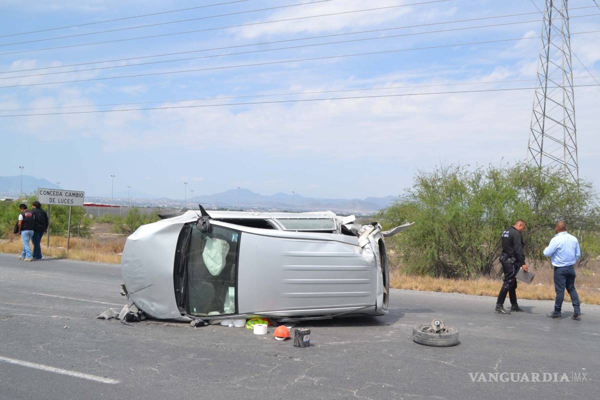 Pierde el control, salta arroyo y vuelca
