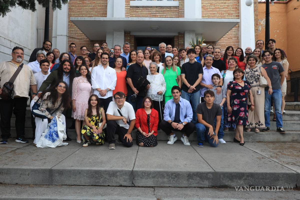 $!Más de un centenar de familiares, entre sobrinos y sobrinos nietos, festejaron La Tía Coco por sus 100 años de vida. Ella asegura que no se siente vieja.