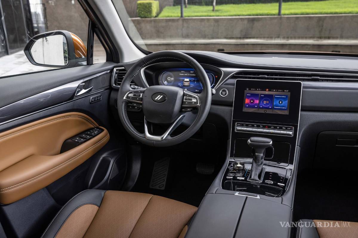 Vuelve la más popular con rostro imponente