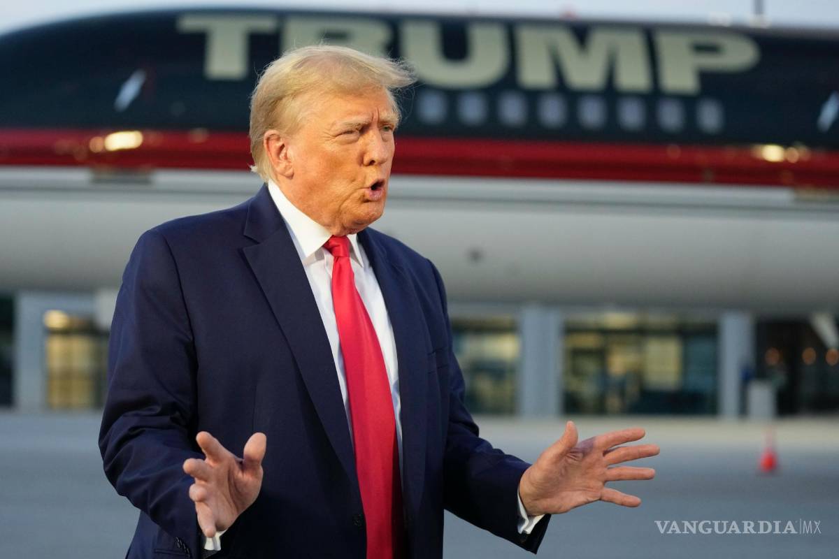 $!El expresidente Donald Trump habla con reporteros antes de salir del Aeropuerto Internacional Hartsfield-Jackson, el jueves 24 de agosto de 2023, en Atlanta.