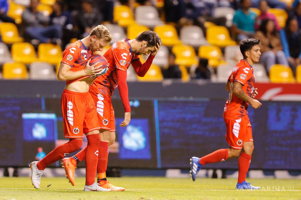 $!Más hundido, ¡imposible!: el 'Polaco' Menéndez es baja en los Tiburones Rojos por el resto del torneo