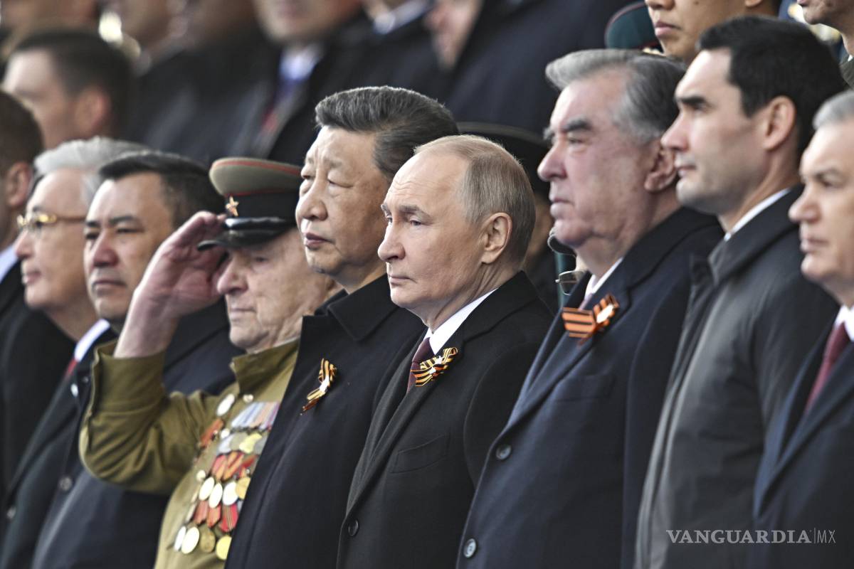 $!El presidente de Rusia, Vladímir Putin, y el mandatario de China, Xi Jinping, ven el desfile militar del Día de la Victoria en Moscú, Rusia.