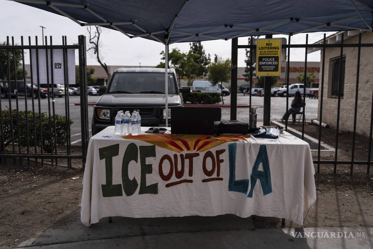 $!Una mesa cubierta con un mantel que dice “¡Fuera ICE de Los Ángeles!” en un centro de empleo para trabajadores eventuales, frente a una tienda de Home Depot.