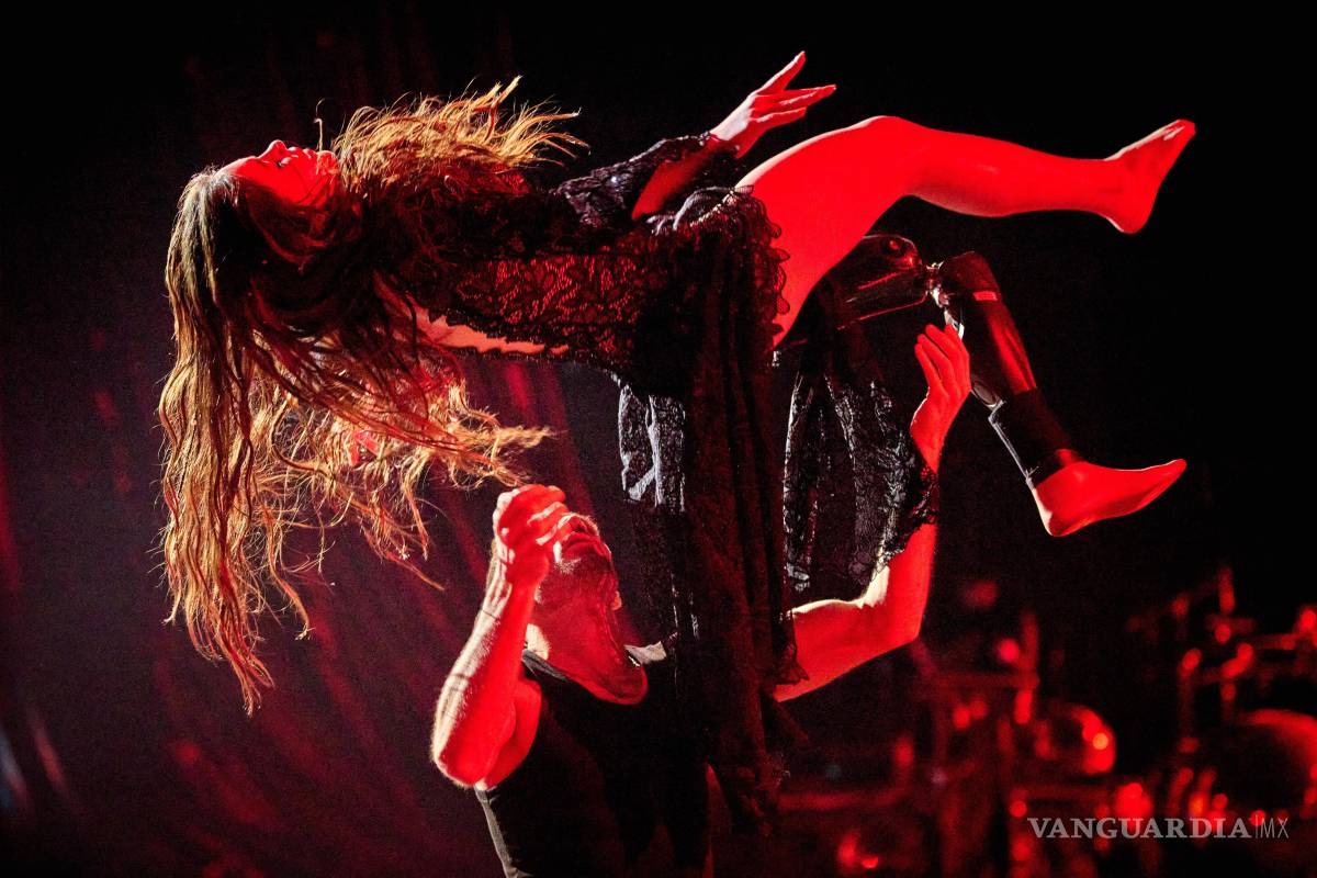 $!La soldado voluntaria Ruslana Danilkina y el coreógrafo Pavlo Semakin durante el rodaje del programa de televisión navideño “Dancing with the Stars” en Kiev.