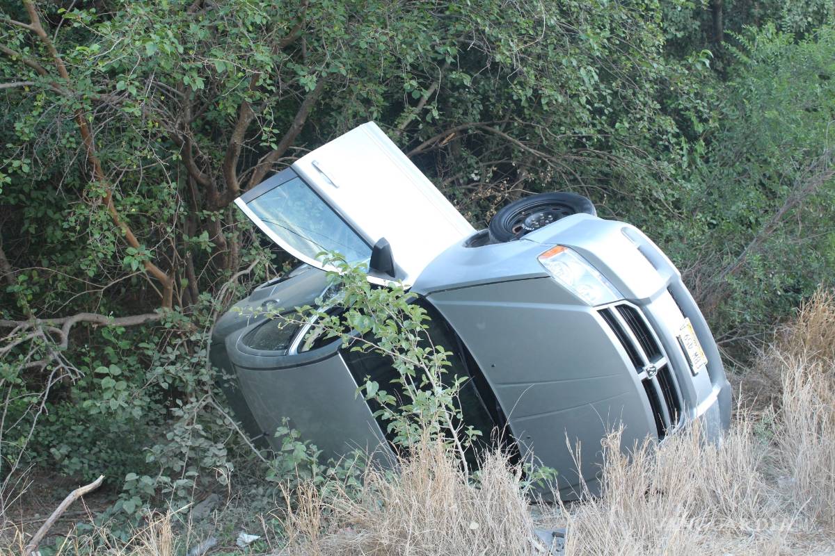 Vuelca en arroyo tras ir a exceso de velocidad