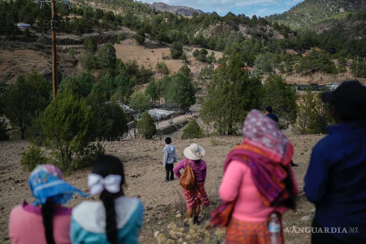 $!Los rarámuris observan a los corredores competir en la carrera de Arihueta en Cuiteco, México.