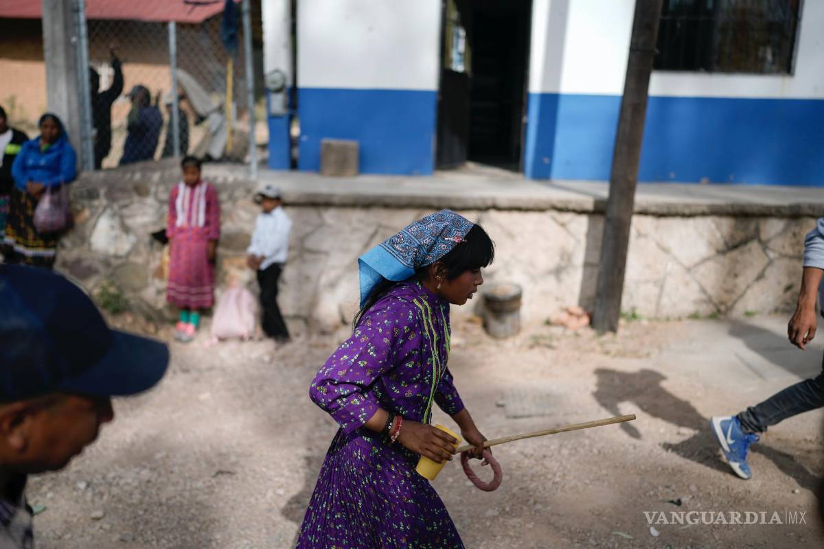 $!La corredora rarámuri Evelyn Rascón compite en la carrera Arihueta en Cuiteco, México.