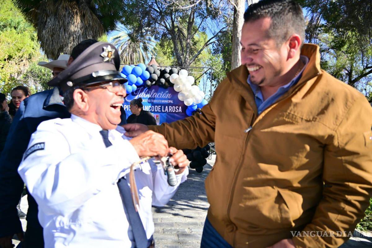 $!El homenaje se realizó frente a la Presidencia Municipal, lugar emblemático de su labor diaria.