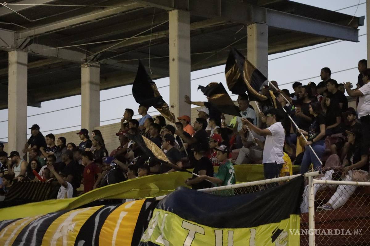 $!La afición se dio cita en el Olímpico para darle ánimos a los locales.