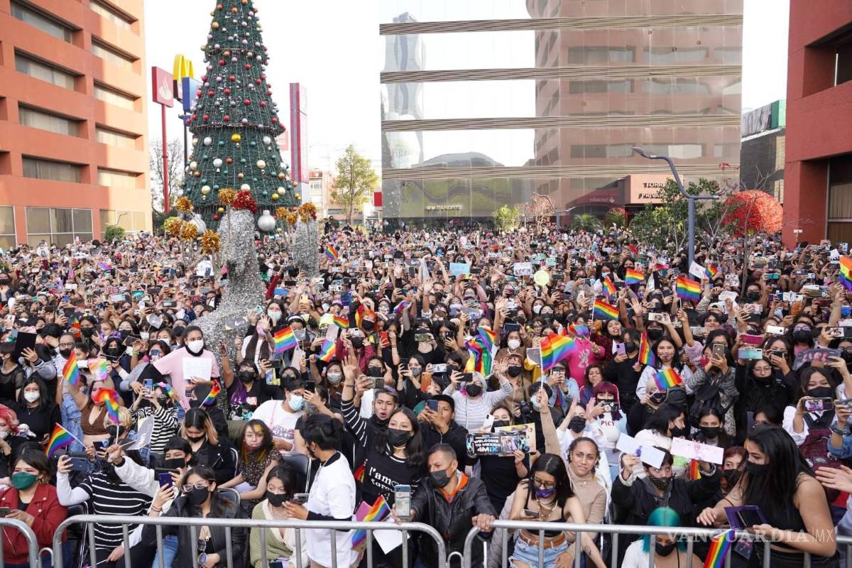 $!Era tanta la aglomeración de gente que buscaba un autógrafo de la banda, que hubo algunos desvanecimientos y el evento tuvo que ser cancelado.