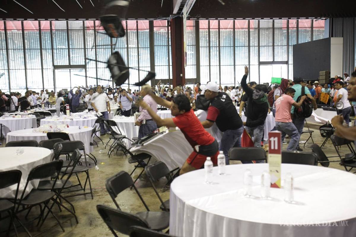 Termina en golpes y sillazos foro educativo convocado por AMLO en Acapulco