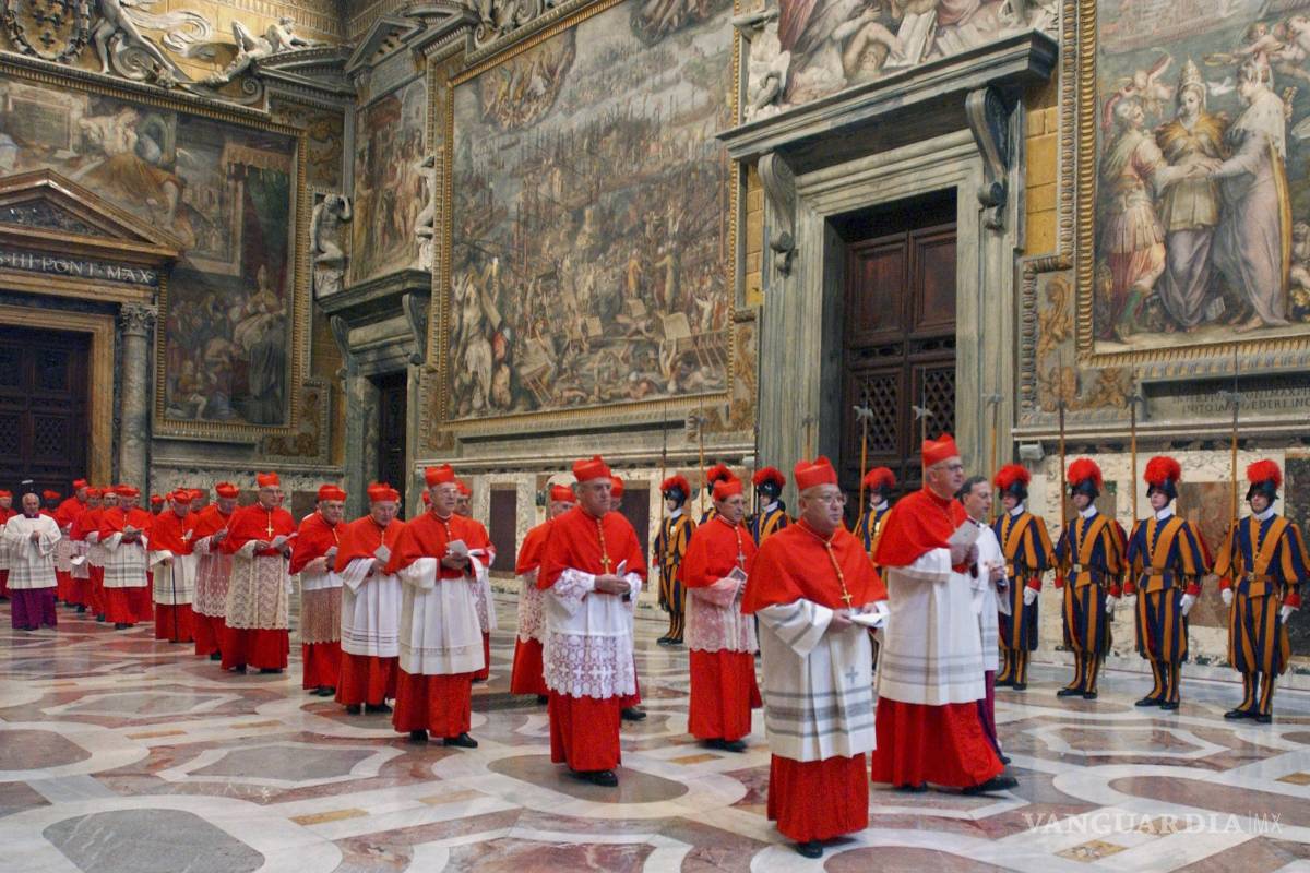 $!Los cardenales caminan en procesión hacia la Capilla Sixtina en el Vaticano, al comienzo del cónclave.