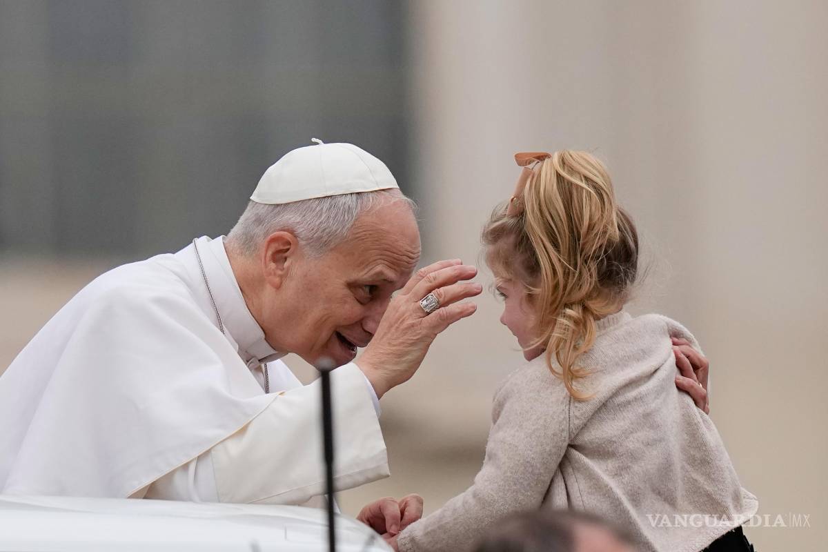 $!El papa León XIV bendice a un niño al final de su audiencia general semanal en la Plaza de San Pedro, en el Vaticano.