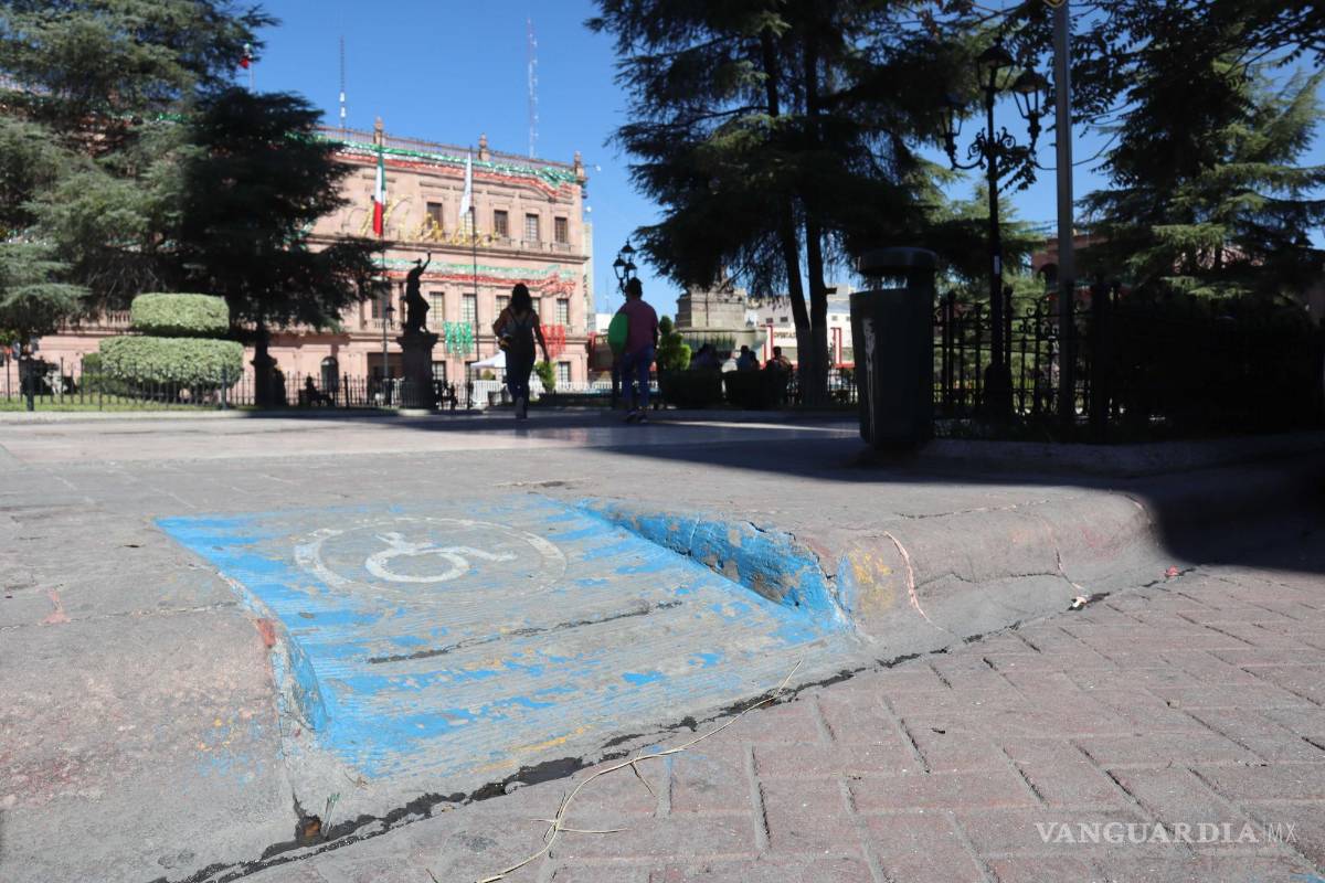 Denuncian que no respetan en Saltillo espacios para personas con discapacidad