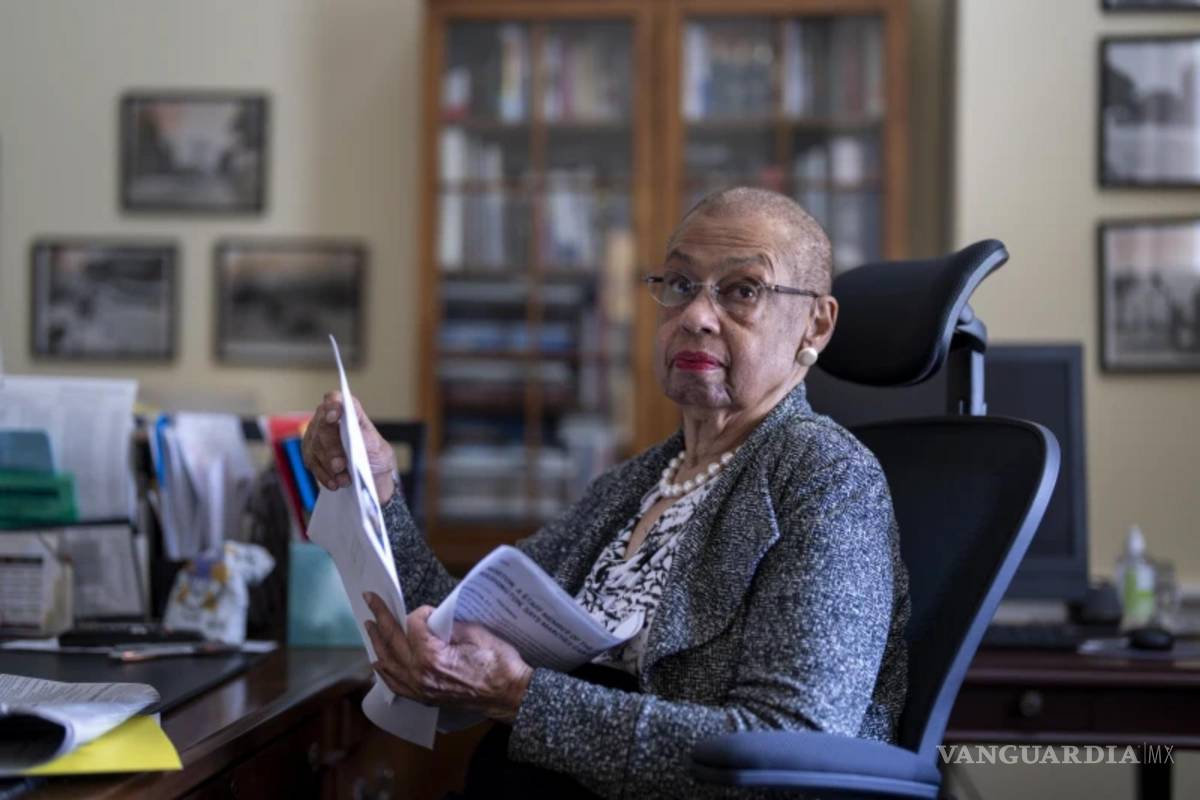 $!La delegada Eleanor Holmes Norton, demócrata por D.C. en su oficina en el Capitolio en Washington.
