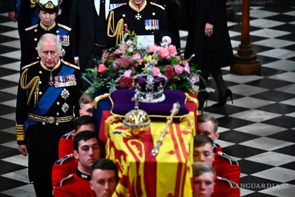 $!El rey Carlos III de Gran Bretaña (i) y la princesa Ana caminan detrás del ataúd de la reina Isabel II cuando salen de la Abadía de Westminster después del funeral.