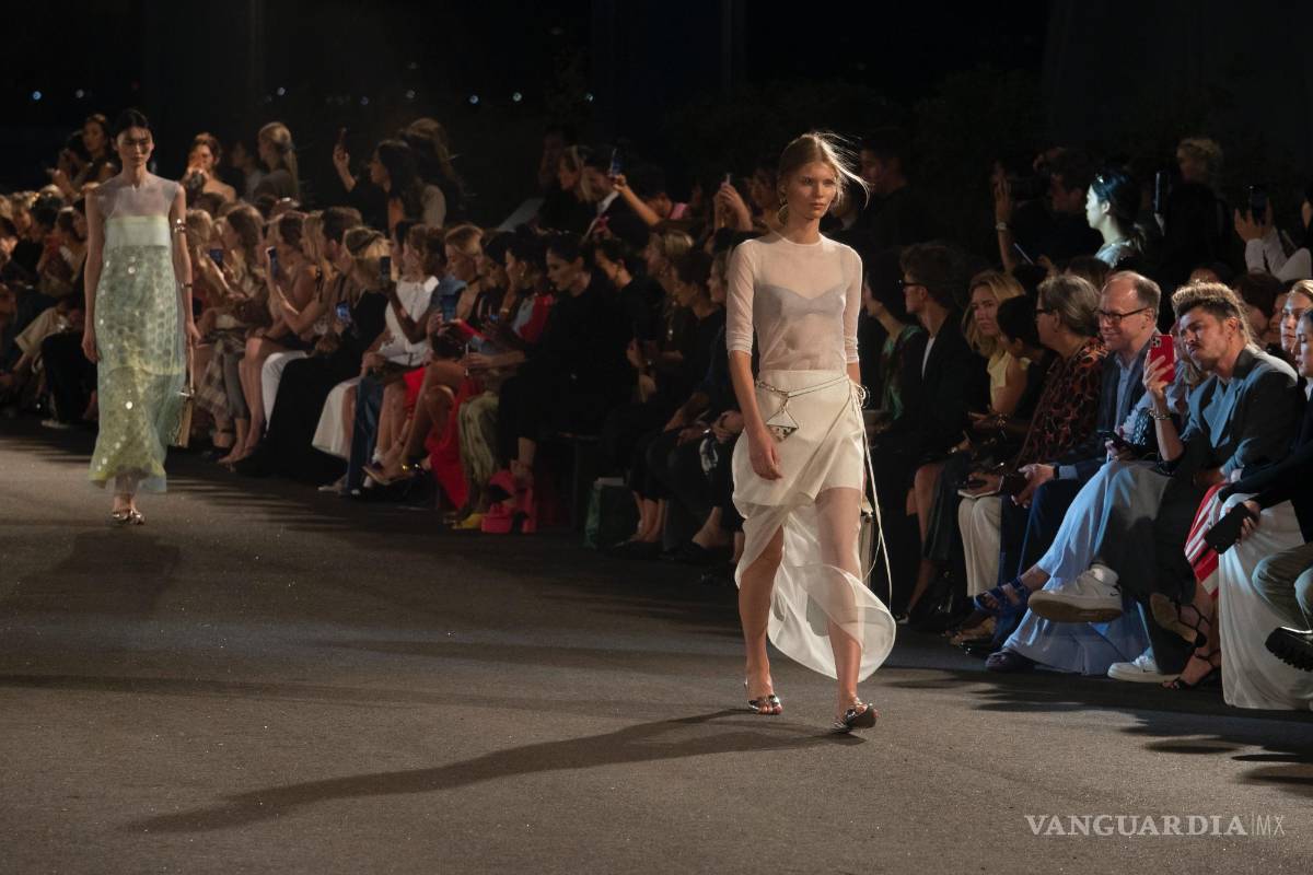 $!Modelos presentan creaciones de Tory Burch durante la Semana de la Moda de Nueva York en el Pier 76, Nueva York.