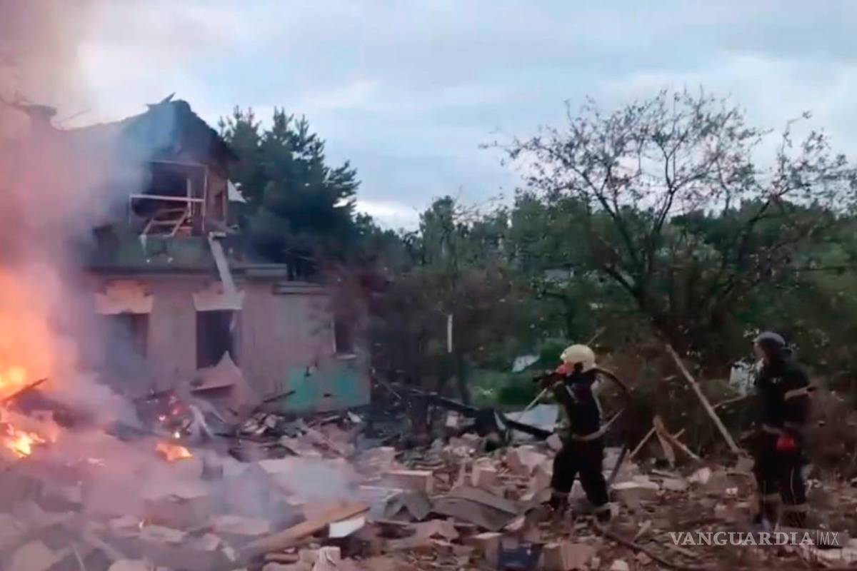 $!Bomberos trabajan para extinguir un incendio en un casa dañada tras un ataque ucraniano de dron en la región de Moscú, Rusia.