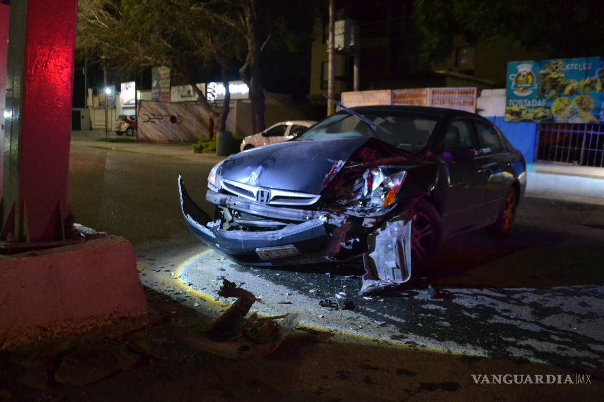 Termina en poste al querer huir de policía
