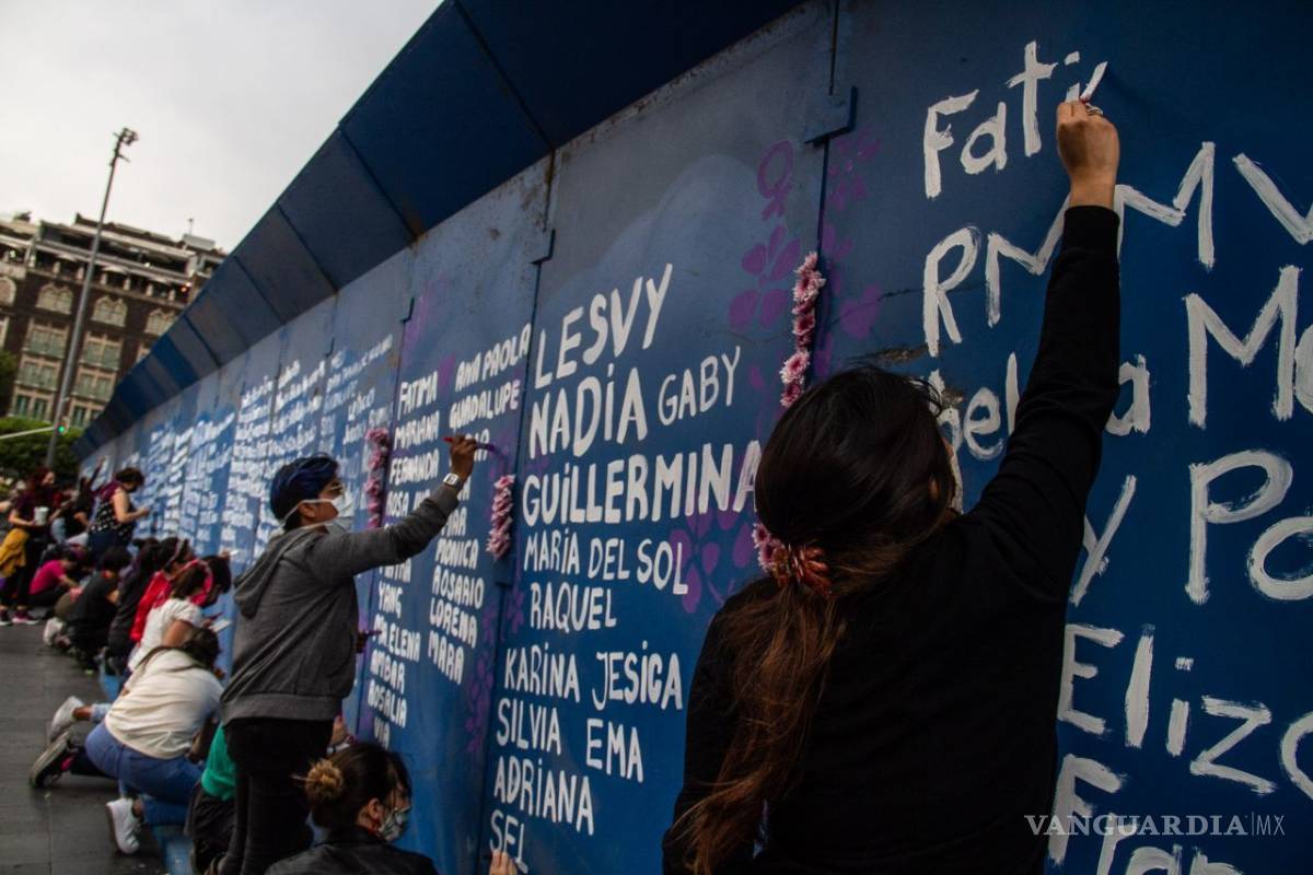 Derriban mujeres vallas que blindaban a Palacio Nacional