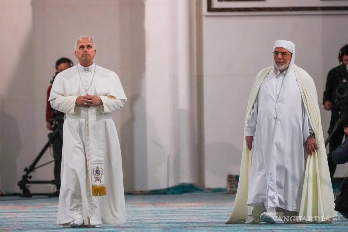 $!El papa León XIV es recibido por el rector Mohamed Mamoun Al Qasimi, a la derecha, a su llegada a la Gran Mezquita de Argel.