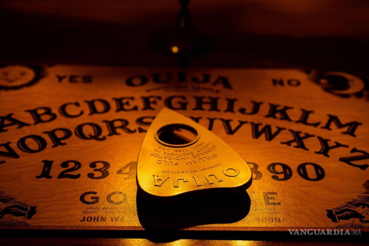 ¿Es peligroso jugar a la Ouija?... Mentiras y verdades sobre el juego de salón que se convirtió en el tablero de espíritus más temido de la historia