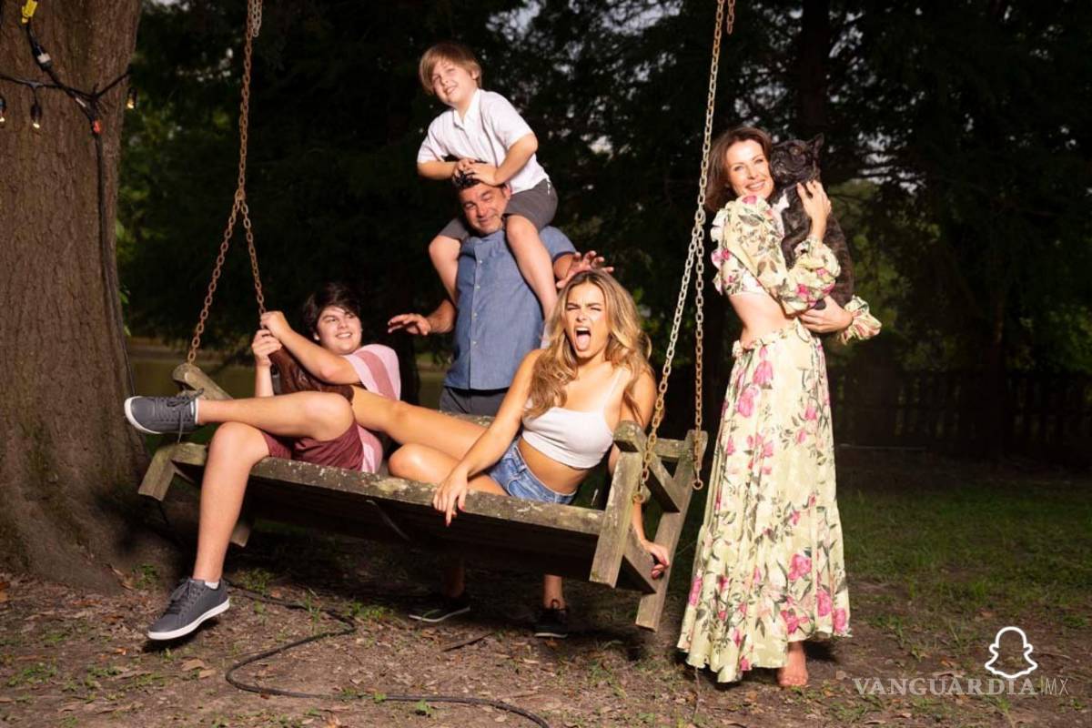 $!Addison en familia, con sus padres y sus dos hermanos, en la serie Addison Rae Goes Home.