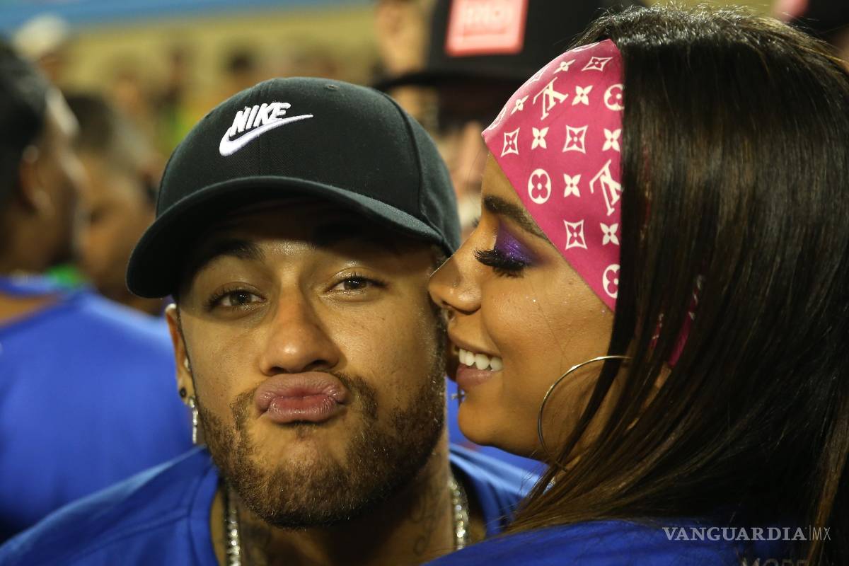 $!Mientras el PSG lo espera para jugar, Neymar se pasea románticamente en las calles de Brasil con la cantante Anitta