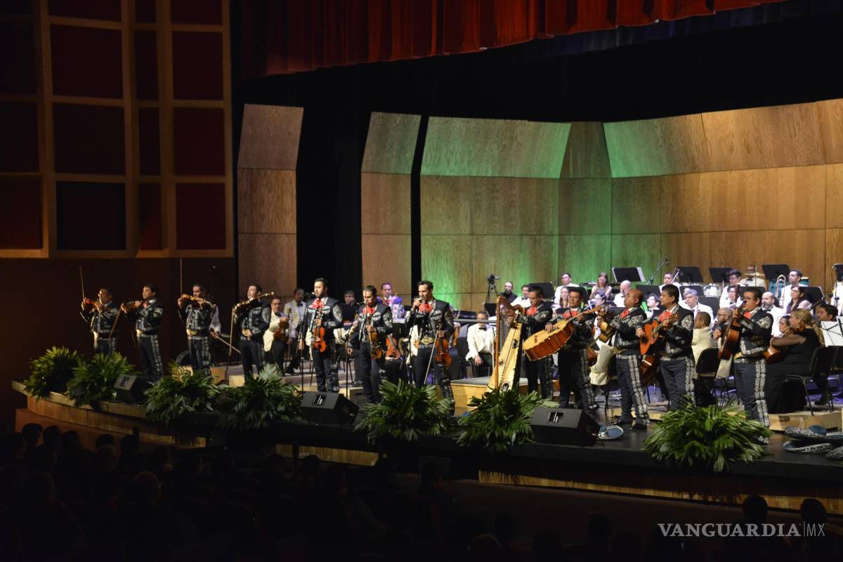 Mariachi Gama 1000 y la Filarmónica del Desierto entregan velada de emoción patria