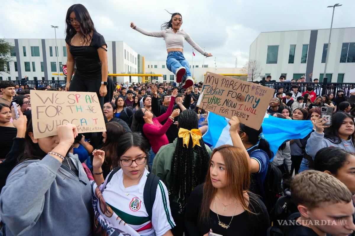 $!Estudiantes protestan contra el Servicio de Inmigración y Control de Aduanas (ICE) en las escuelas y las deportaciones masivas en Houston.