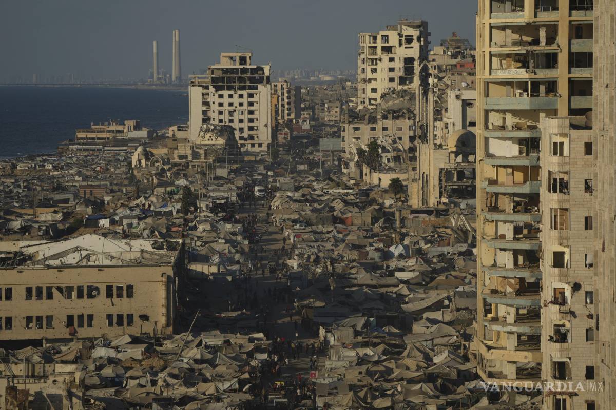 $!Un campamento improvisado para palestinos desplazados se extiende por una zona cerca del puerto de Ciudad de Gaza.