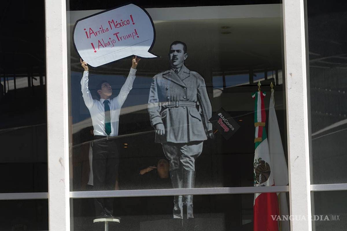 Perredistas crean 'muro' contra Donald Trump en el Senado