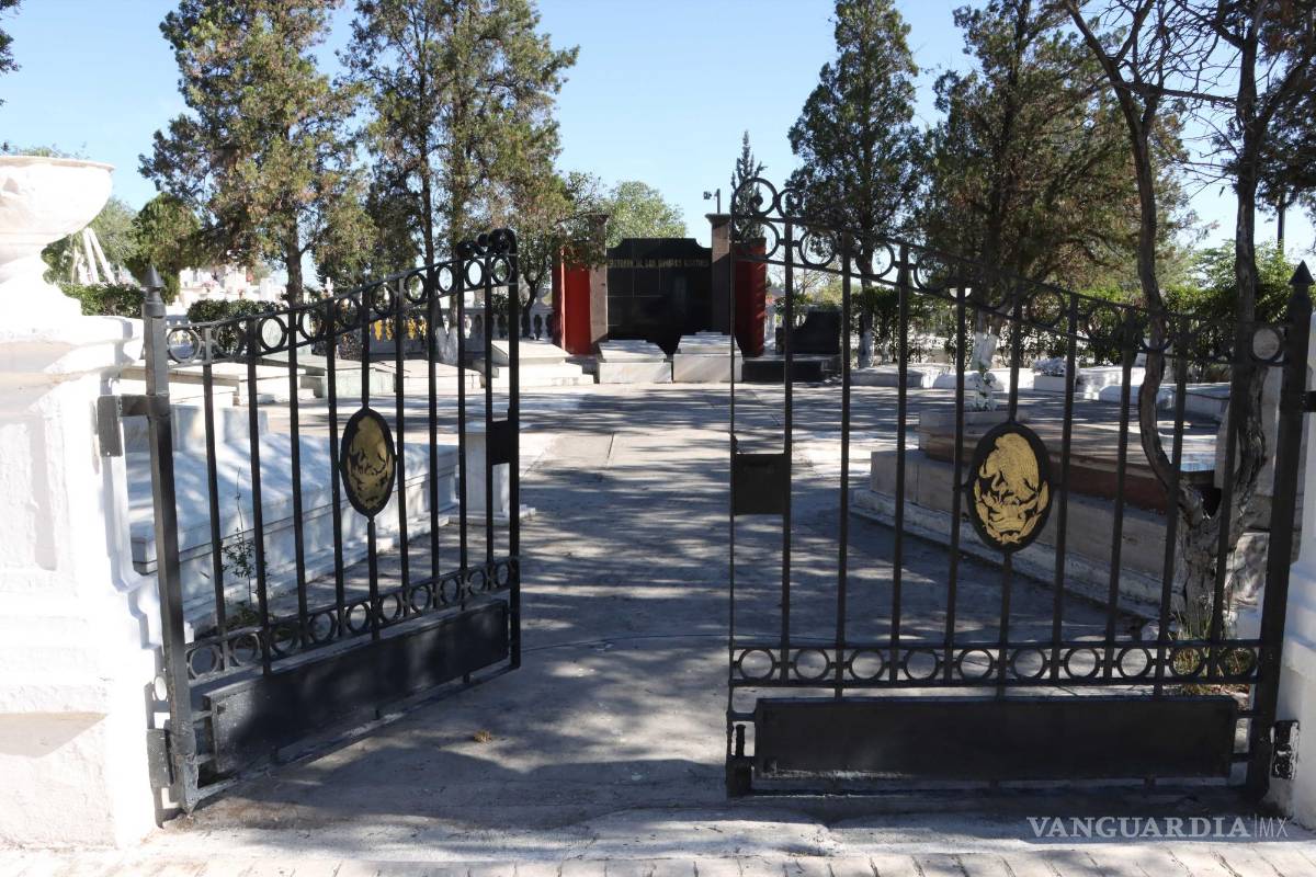 Descuidan Rotonda de los Hombres Ilustres en Saltillo; lápidas lucen deterioradas