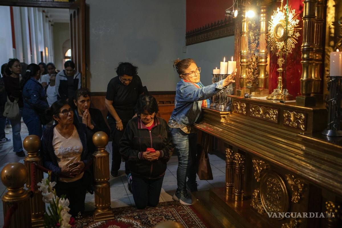 $!Los fieles rezan después de la elección del cardenal Robert Prevost como Papa León XIV en una iglesia en Chiclayo, Perú, donde el Papa sirvió como obispo.