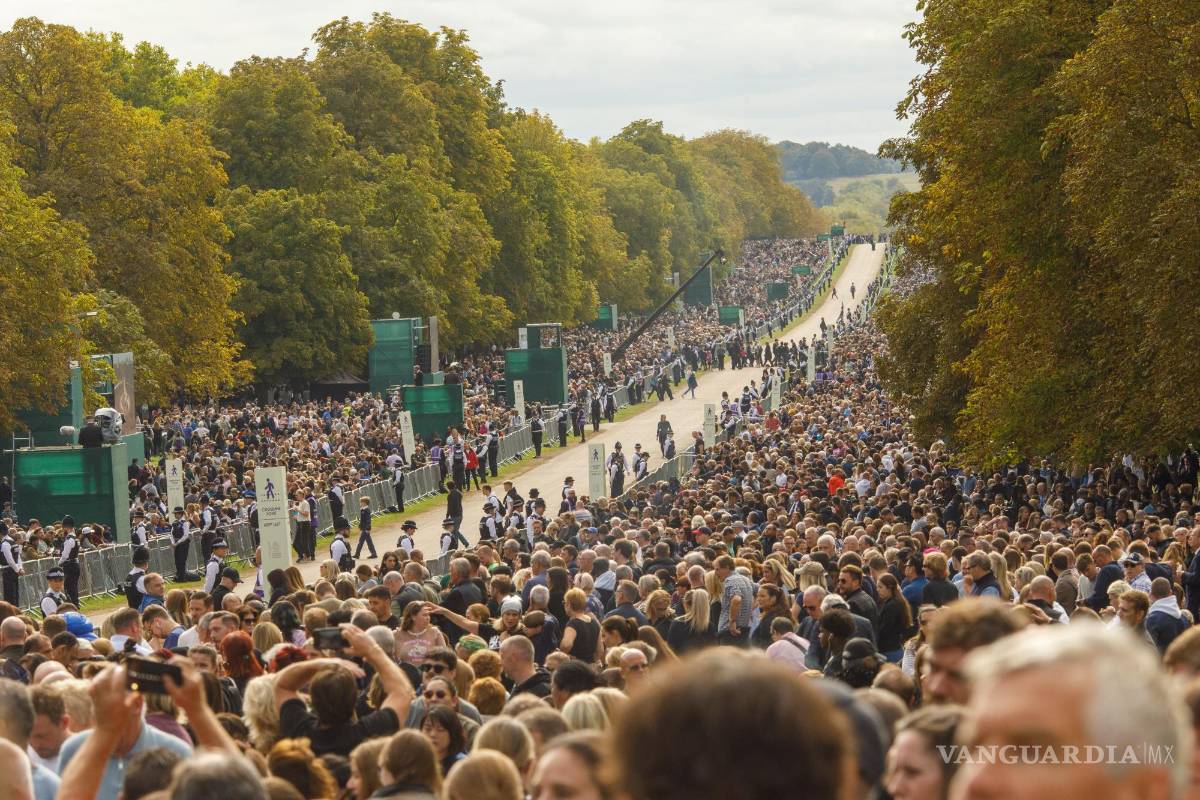 $!La gente observa en Long Walk en Windsor la procesión fúnebre de la reina Isabel II a medida que avanza a lo largo de Long Walk, en Windsor, Gran Bretaña.