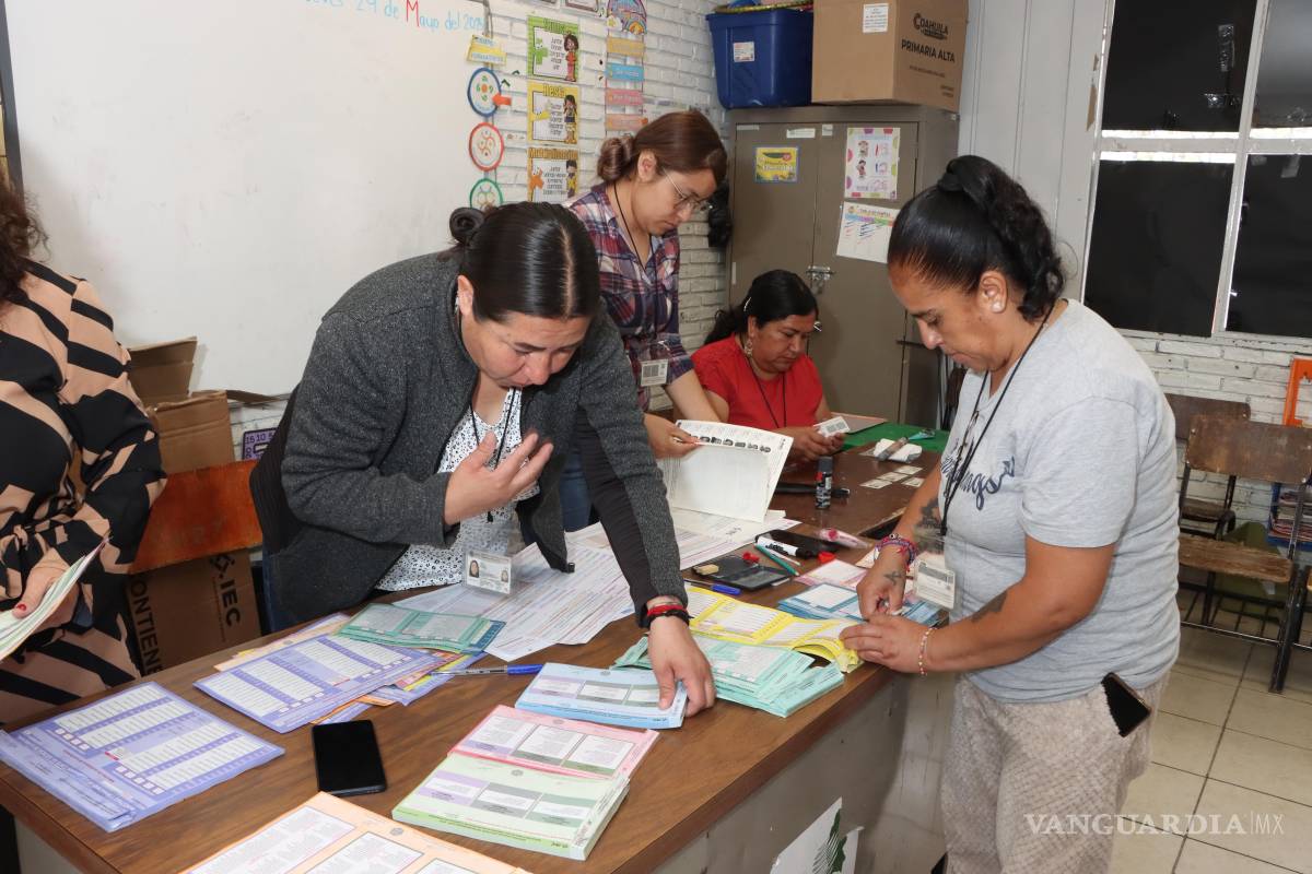 $!La casilla 0075, ubicada en la escuela Venustiano Carranza, logró abrirse con éxito gracias al esfuerzo de los suplentes y funcionarios de casilla presentes.