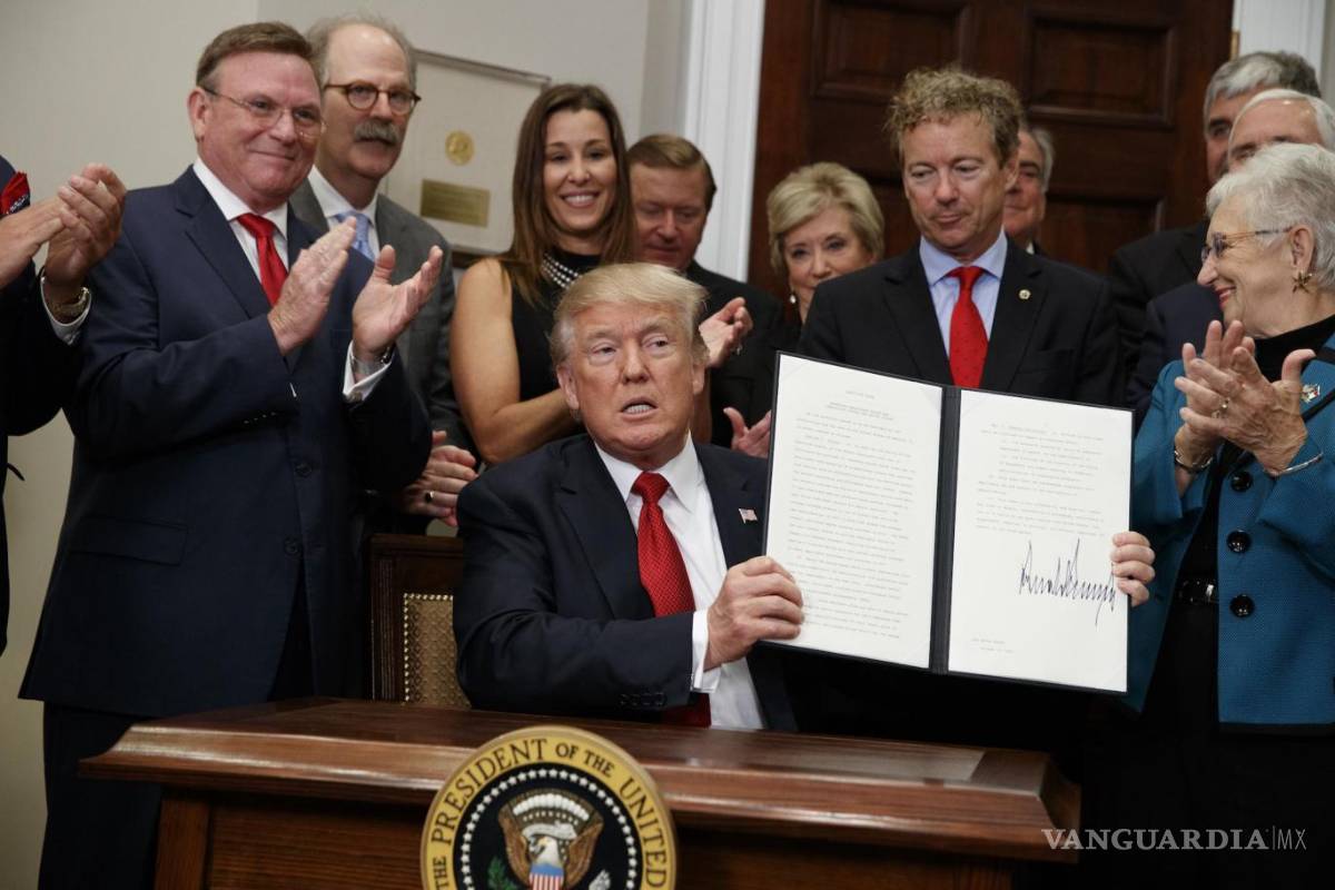 Firma Trump orden ejecutiva para cambiar obamacare