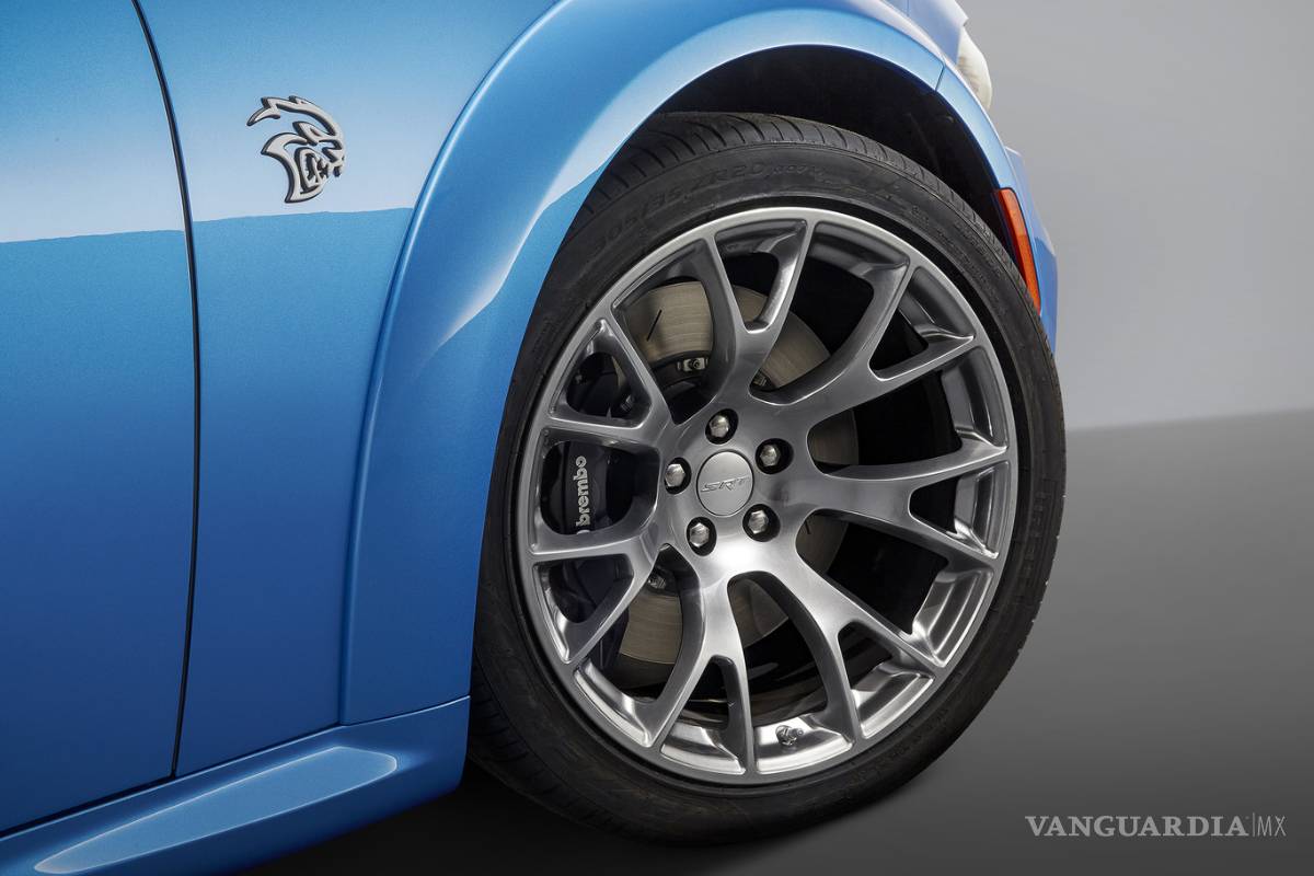 $!Dodge Charger SRT Hellcat Widebody Daytona 50 Anniversary, una 'fiera' color azul con 717 hp