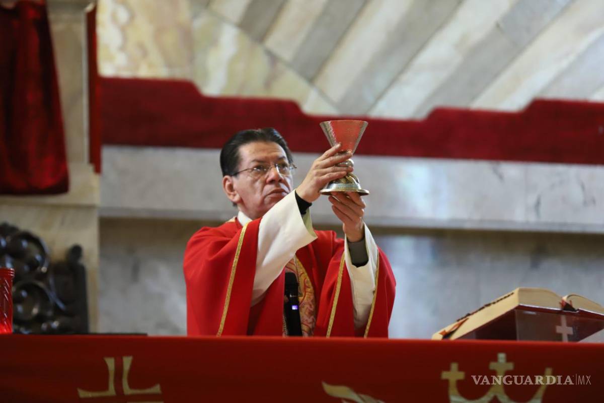 Realizan bendición de gargantas en Saltillo; ‘también es vacuna contra el COVID-19’, dicen feligreses