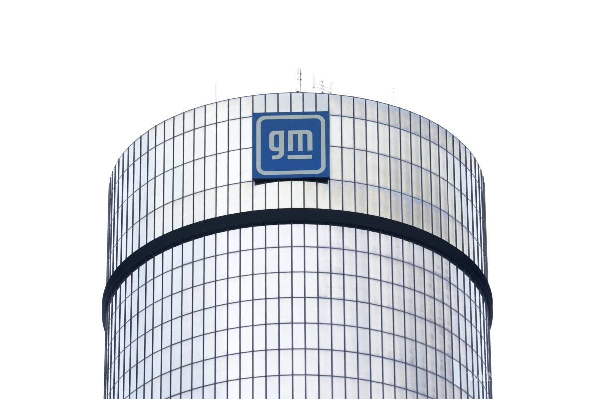 $!Logotipo de General Motors en un edificio en Detroit. Expertos afirman que el arancel del 25 % podría aumentar el costo de fabricación o importación.