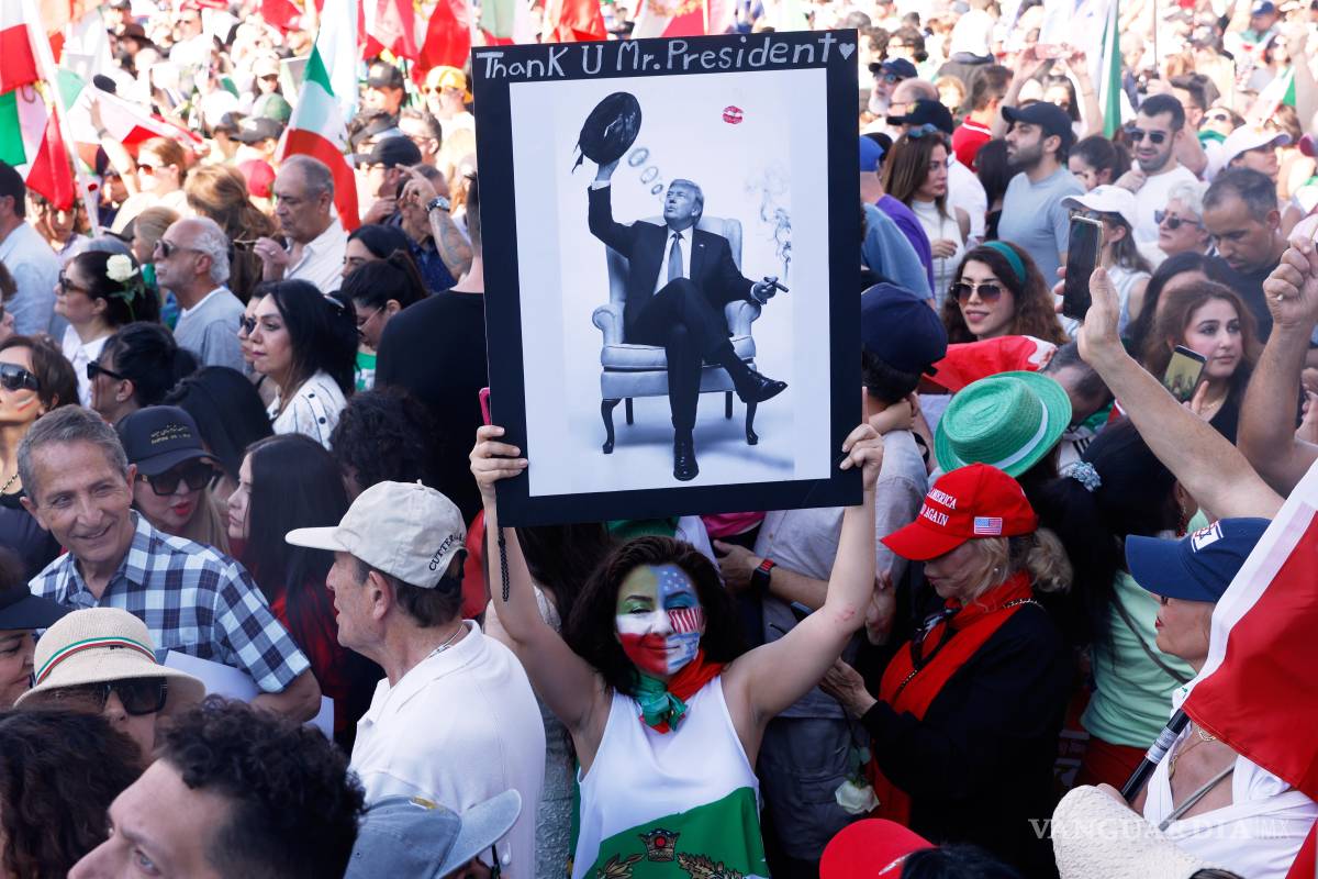 $!Una mujer sostiene una foto del presidente Trump durante una manifestación en apoyo a los ataques de Estados Unidos e Israel contra Irán en Los Ángeles.