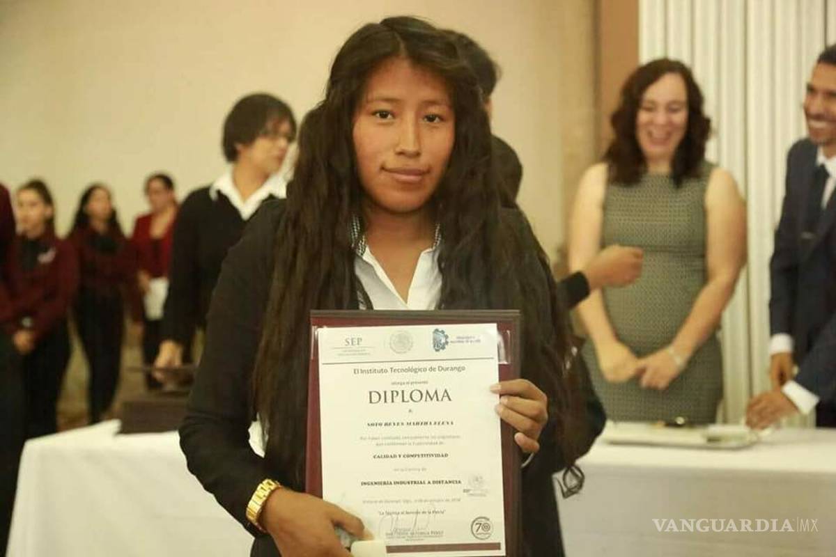 $!Foto de padres en la graduación de su hija de la universidad conmueve a las redes sociales