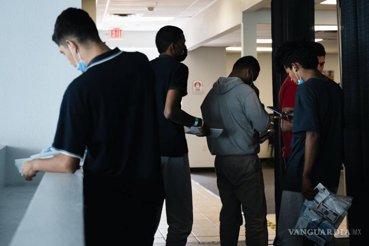 $!Personas formadas dentro del Centro de Servicios de Apoyo a Migrantes del Condado de El Paso, en El Paso, Texas.