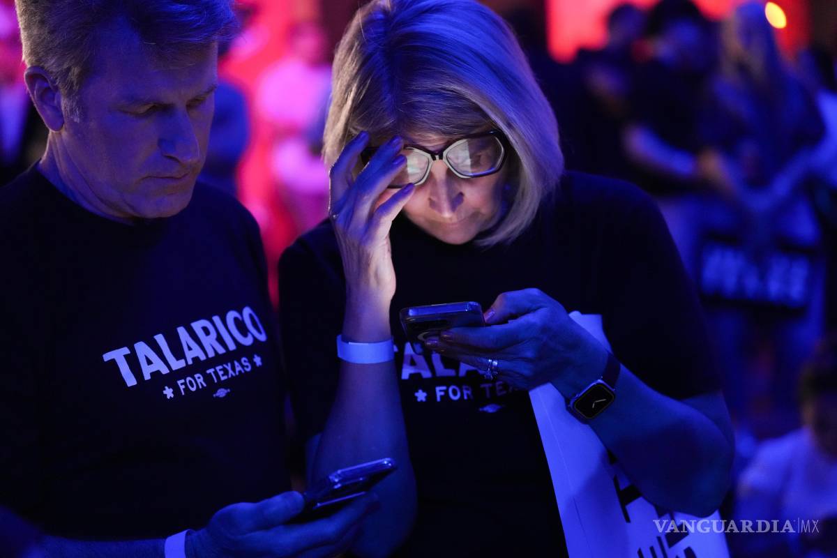 $!Partidarios de James Talarico candidato demócrata al Senado observan los resultados en sus teléfonos en Austin, Texas.