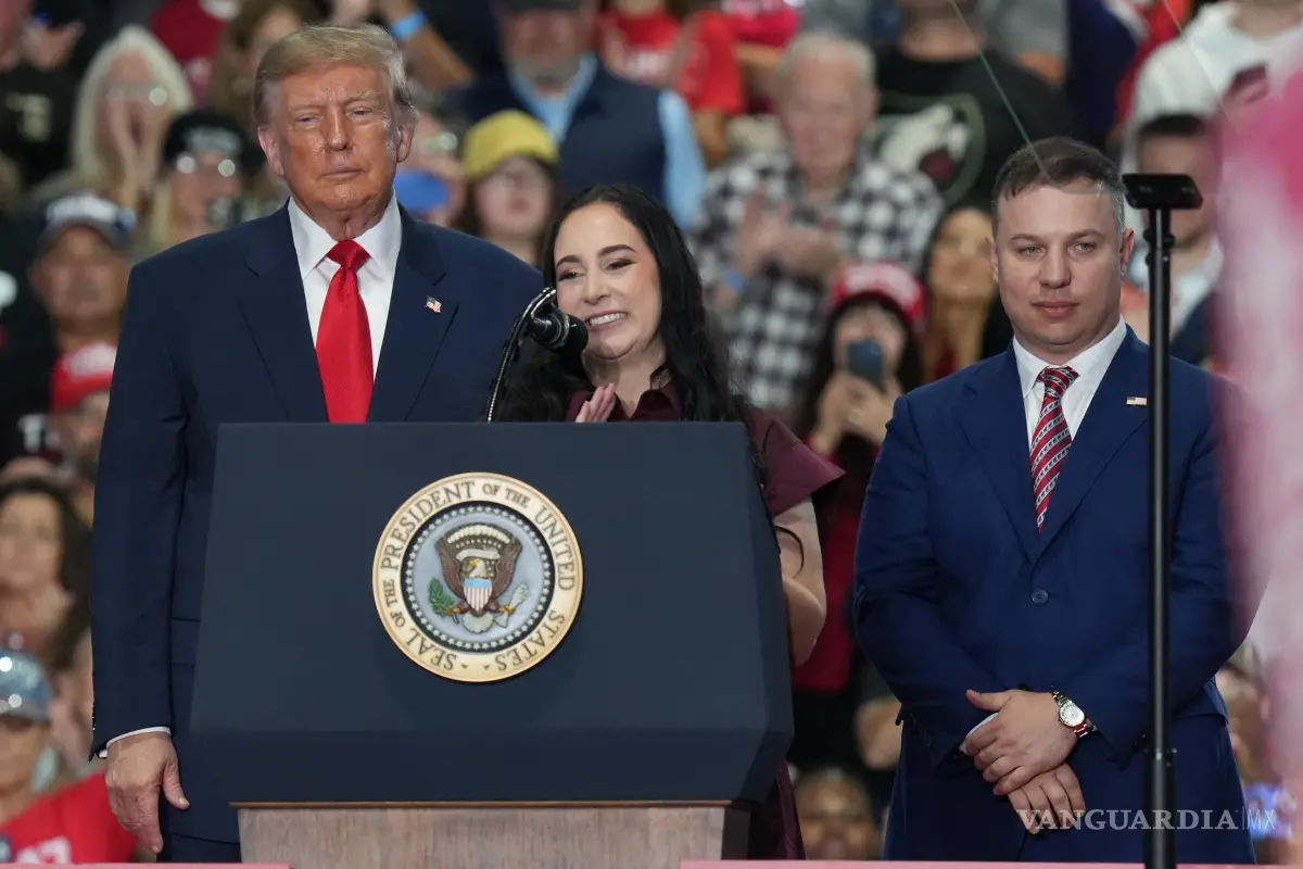 $!Donald Trump escuchan a la candidata a la Cámara de Representantes Kailee Buller durante un mitin de campaña en Syracuse, Nueva York.