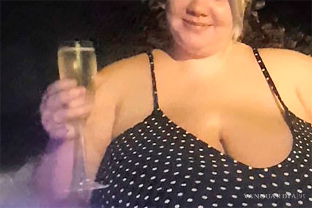 Sus gigantescos senos no paran de crecer, se han convertido en su tortura