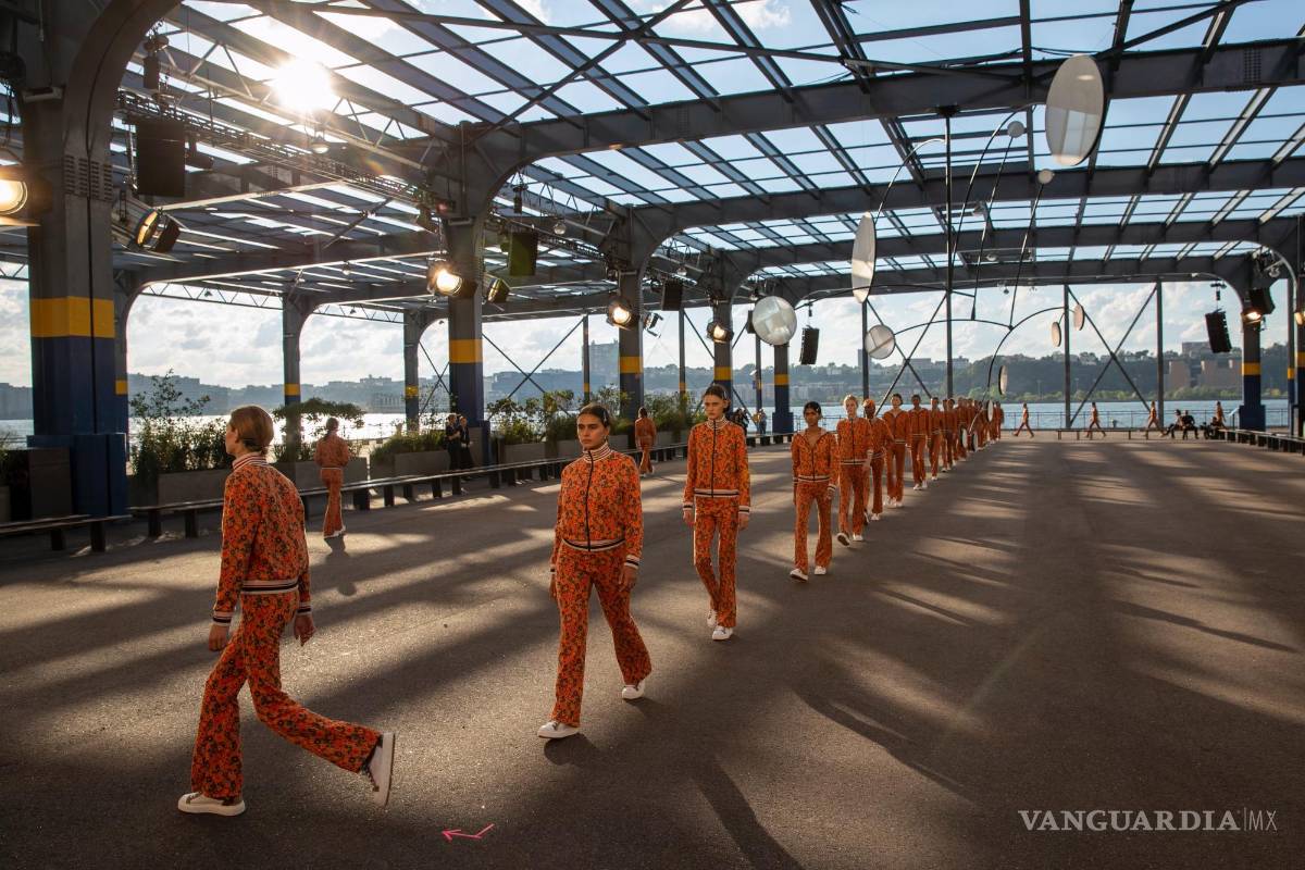 $!Las modelos suben al escenario durante un ensayo de la colección de Tory Burch durante la Semana de la Moda de Nueva York en el Pier 76, en Nueva York.